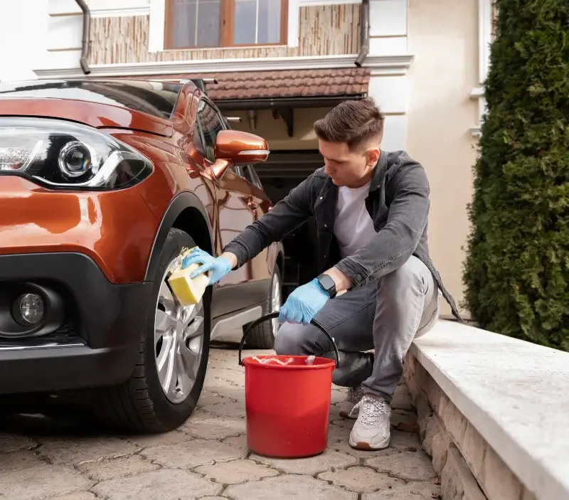 Lavage auto à domicile Boisset-Saint-Priest : professionnel intervenant sur un véhicule